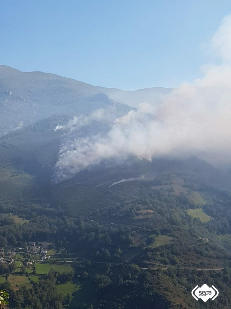 Un incendio amenaza la Reserva Integral de Muniellos en Asturias