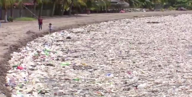 Playas de Honduras son inundadas por un ‘tsunami’ de toneladas de basura