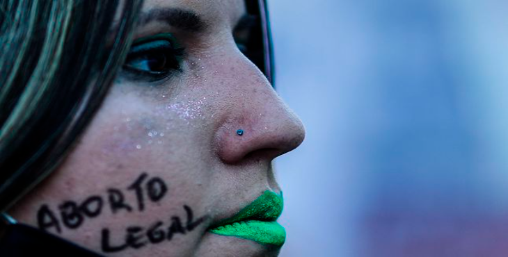Mujeres marchan a favor de la despenalización del aborto en Latinoamérica
