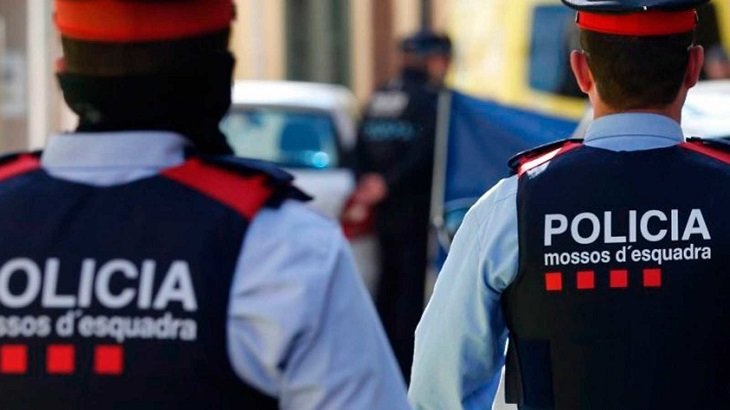 Atacan a varios mossos y se llevan a la persona que habían detenido