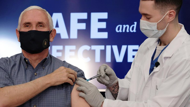 Mike Pence se aplicó la vacuna de Pfizer contra el Covid-19 en público