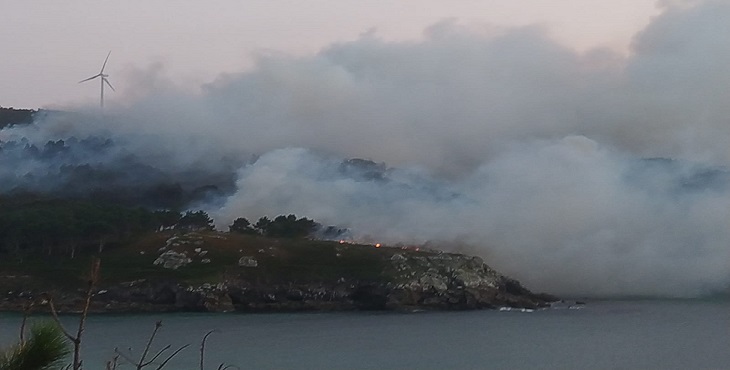 Estabilizado un incendio en Ponteceso (A Coruña) tras afectar a 90 hectáreas