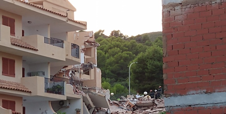 Varias personas atrapadas al derrumbarse edificio de 3 plantas en Peñíscola