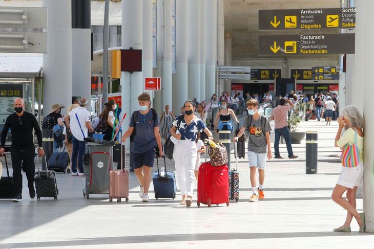 Detenida una mujer en el aeropuerto de Palma con 146 móviles en el equipaje