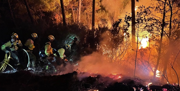 Muere un bombero en el incendio de Málaga