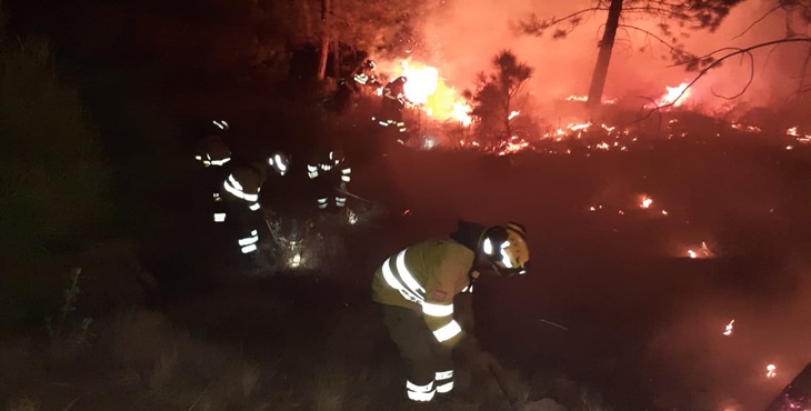 Desalojadas decenas de personas en Estepona por el incendio de Sierra Bermeja