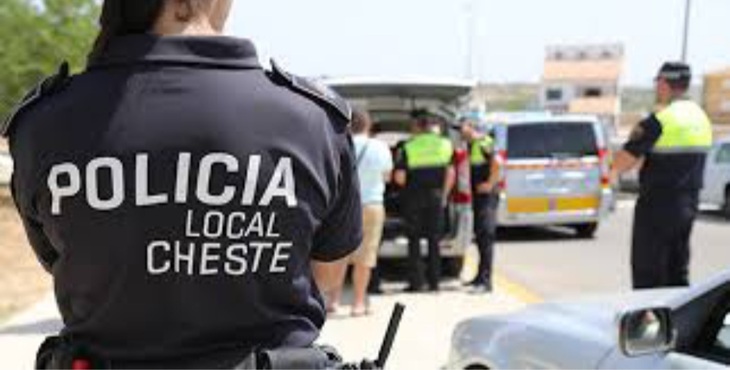Tres agentes rescatan a una mujer arrastrada por el agua en Cheste (Valencia)
