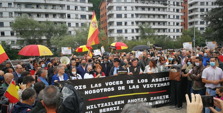 Radicales intentan reventar el acto de Vox en Mondragón en favor de las víctimas