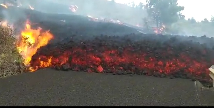 Una colada de lava comienza a afectar a las viviendas más cercanas al volcán