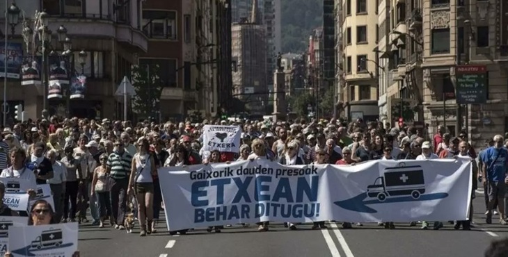 Manifestación por los presos de ETA en Donostia con el apoyo de ERC y JxCat