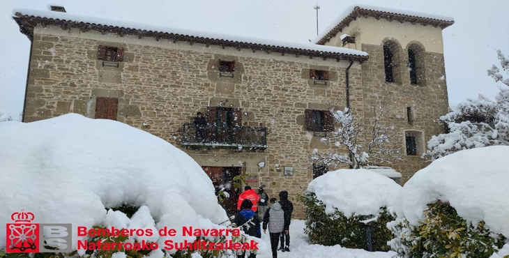 Rescatados 13 niños y 4 monitores aislados en un albergue de Navarra