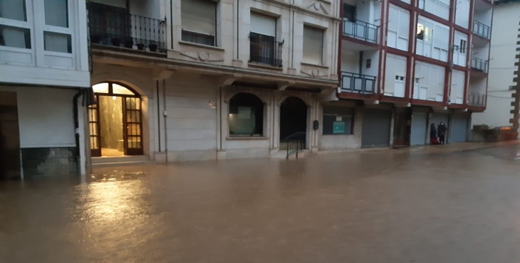 El río Asón se desborda en Cantabria e inunda el polígono de Ampuero
