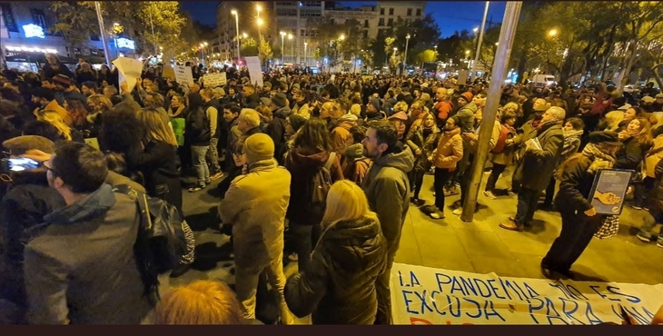 Centenares de personas se manifiestan en Barcelona contra el pasaporte covid