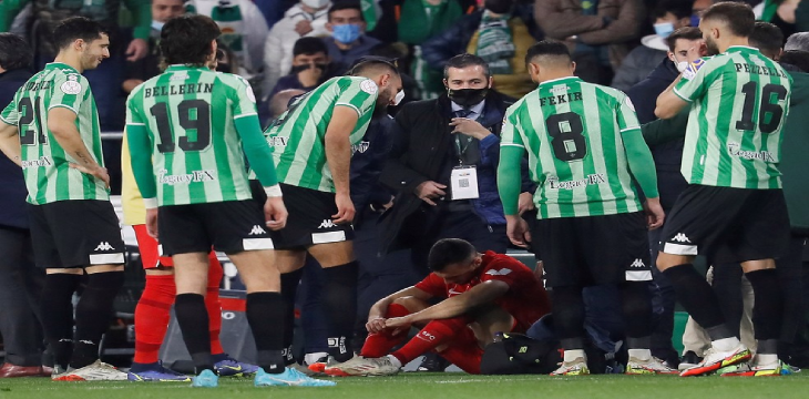 Clásico cancelado después de que el jugador del Sevilla fuera golpeado por una barra de plástico