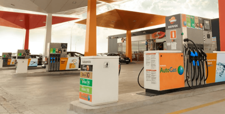Gasolineras «low cost» evalúan llevar descuento de 0,2 euros a los tribunales
