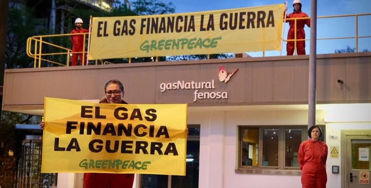Greenpeace lleva a Málaga su protesta contra Naturgy por comprar gas ruso