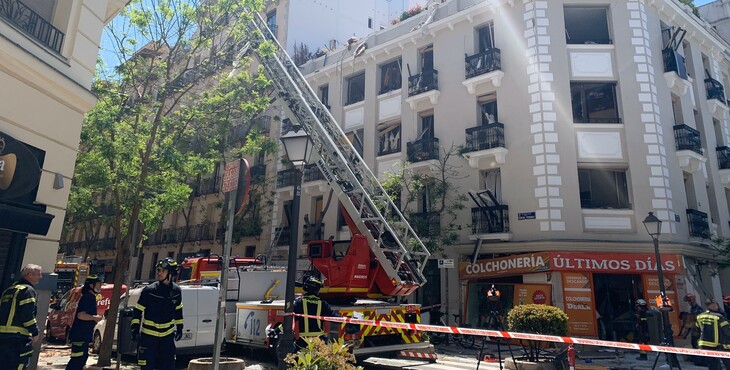 Los afectados por la explosión del edificio en Madrid recogen sus cosas