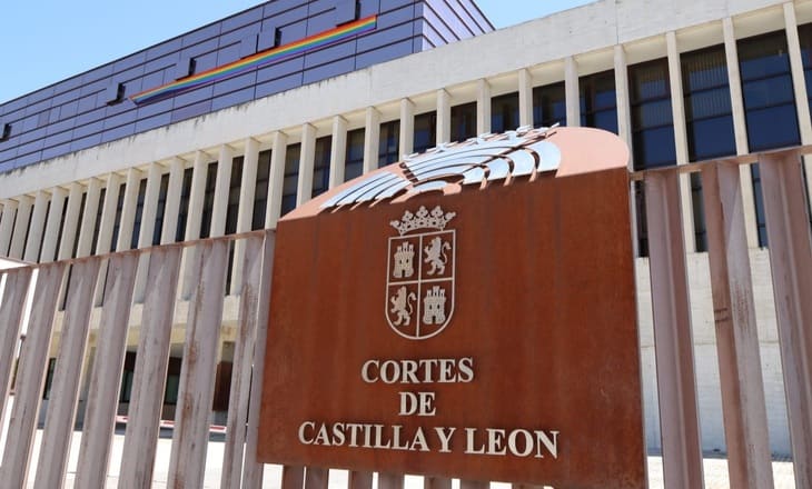 Vox pide retirar el arcoiris de la fachada de las Cortes de Castilla y León