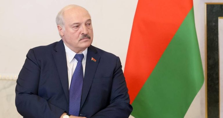 Alertan al presidente de Bielorrusia que cese a todo su personal ante el posible envenenamiento de su ministro de Exteriores