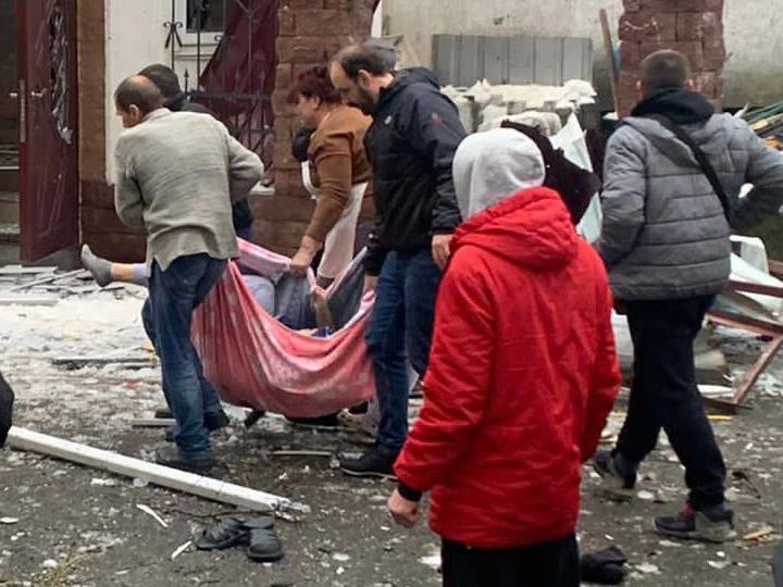 Ciudadanos Llevan Los Cadaveres Tras El Ataque Rus