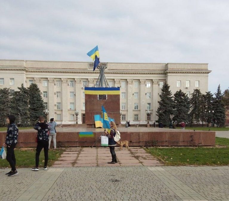 El ejército ucraniano iza la bandera en Jerson tras la huida de tropas rusas