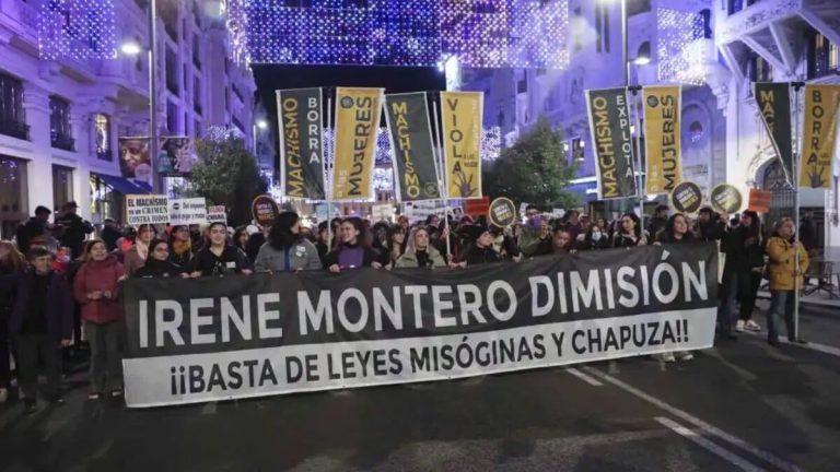 La manifestación feminista del 25-N termina con gritos de «Montero dimisión»