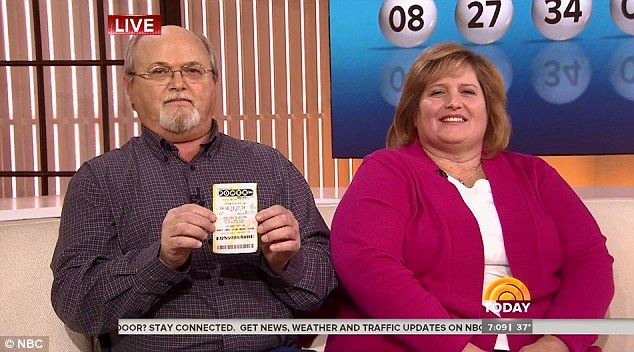 Imagen De Locura En Ee.uu Para Intentar Llevarse Un Premio De Lotería De 1.600 Millones De $ 1 Matrimonio Robinson