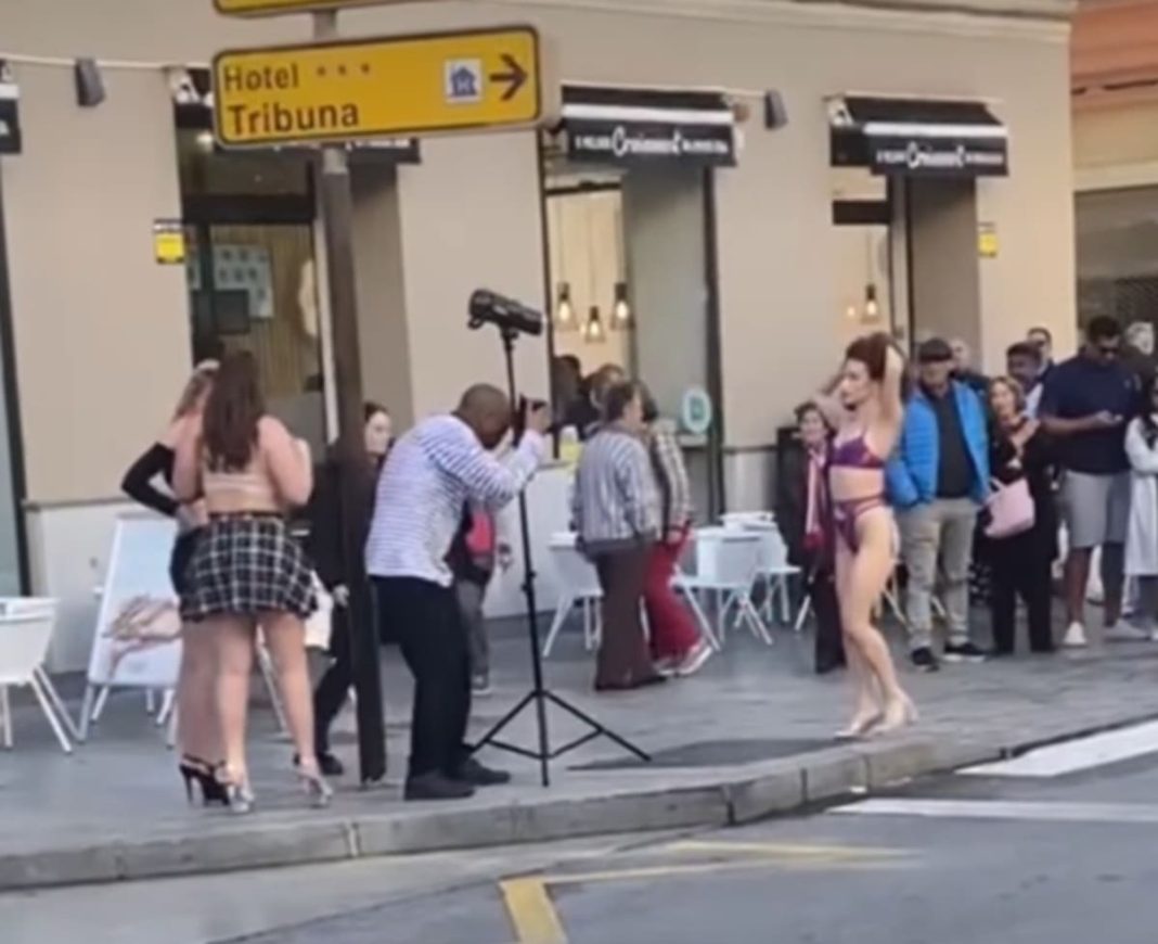 Absurdo occidental vistazo Mujeres en ropa interior por las frías calles de Málaga causan asombro en  los viandantes - Estrella Digital