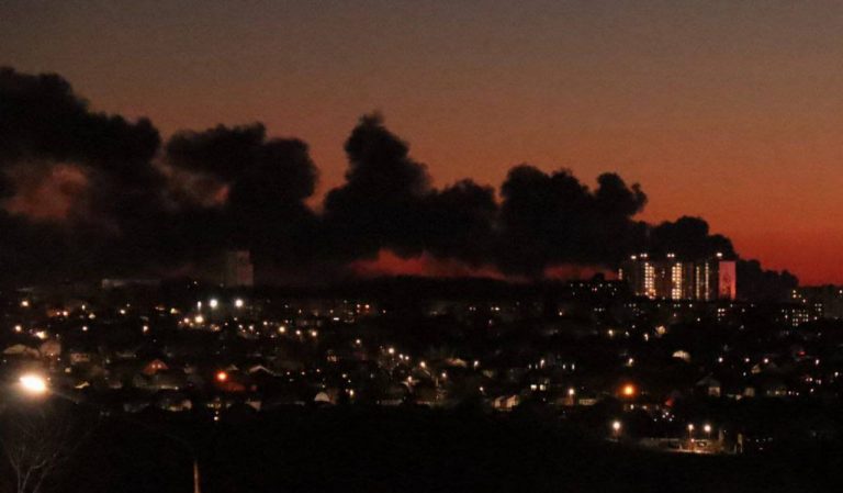 Ataque con drones ucranianos destruye base de almacenamiento de petróleo en Rusia