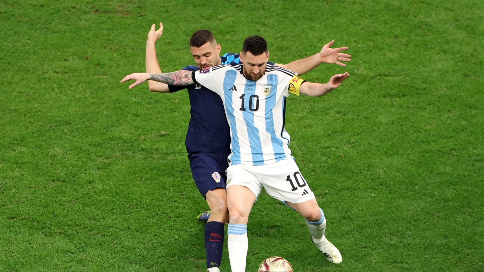 Messi y Kovacic disputando un balón en el partido entre Argentina y Croacia.