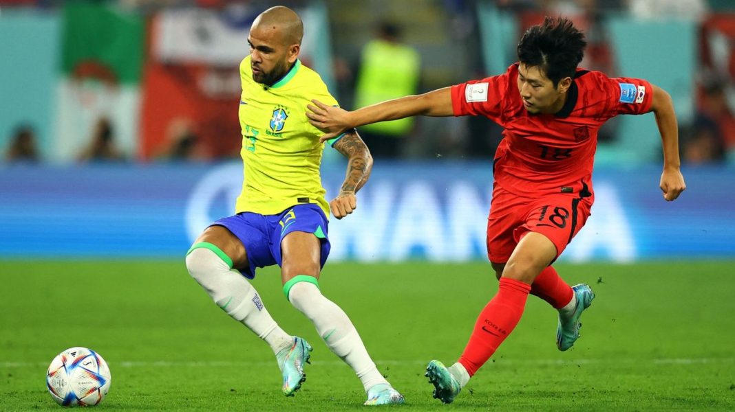 Dani Alves regateando en el partido de Brasil-Corea del Sur