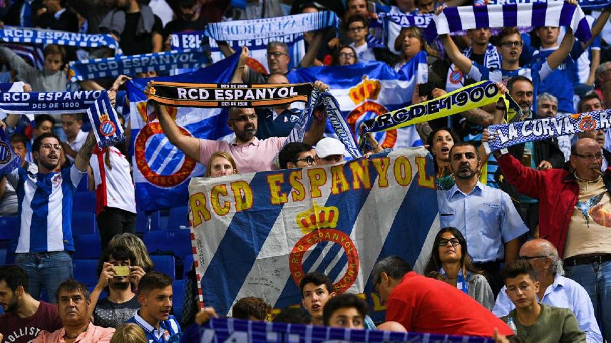 El Barça prohíbe la de camisetas y bufandas del Espanyol al derbi -
