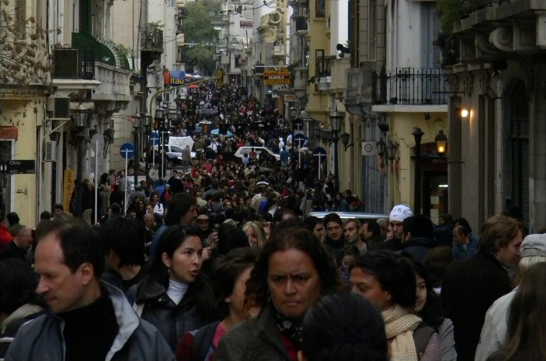 Gente caminando por San Telmo (Buenos Aires)