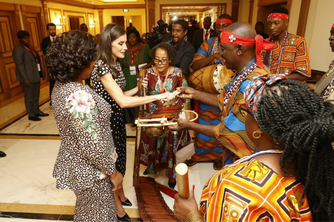 La Reina Letizia recibe un regalo en Angola