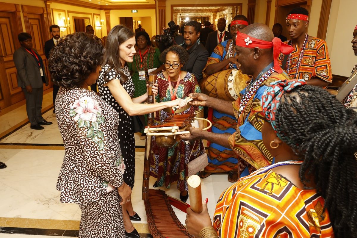 La Reina Letizia recibe un regalo en Angola