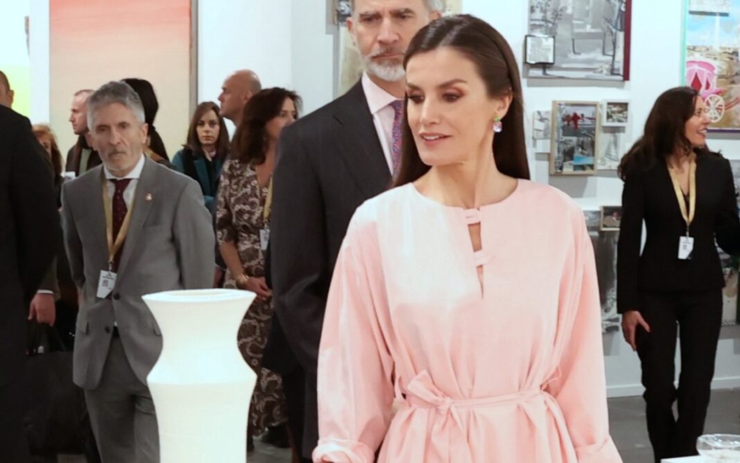 La Reina Letizia inauguró ARCO con un vestido rosa de Moisés Nieto / Casa Real