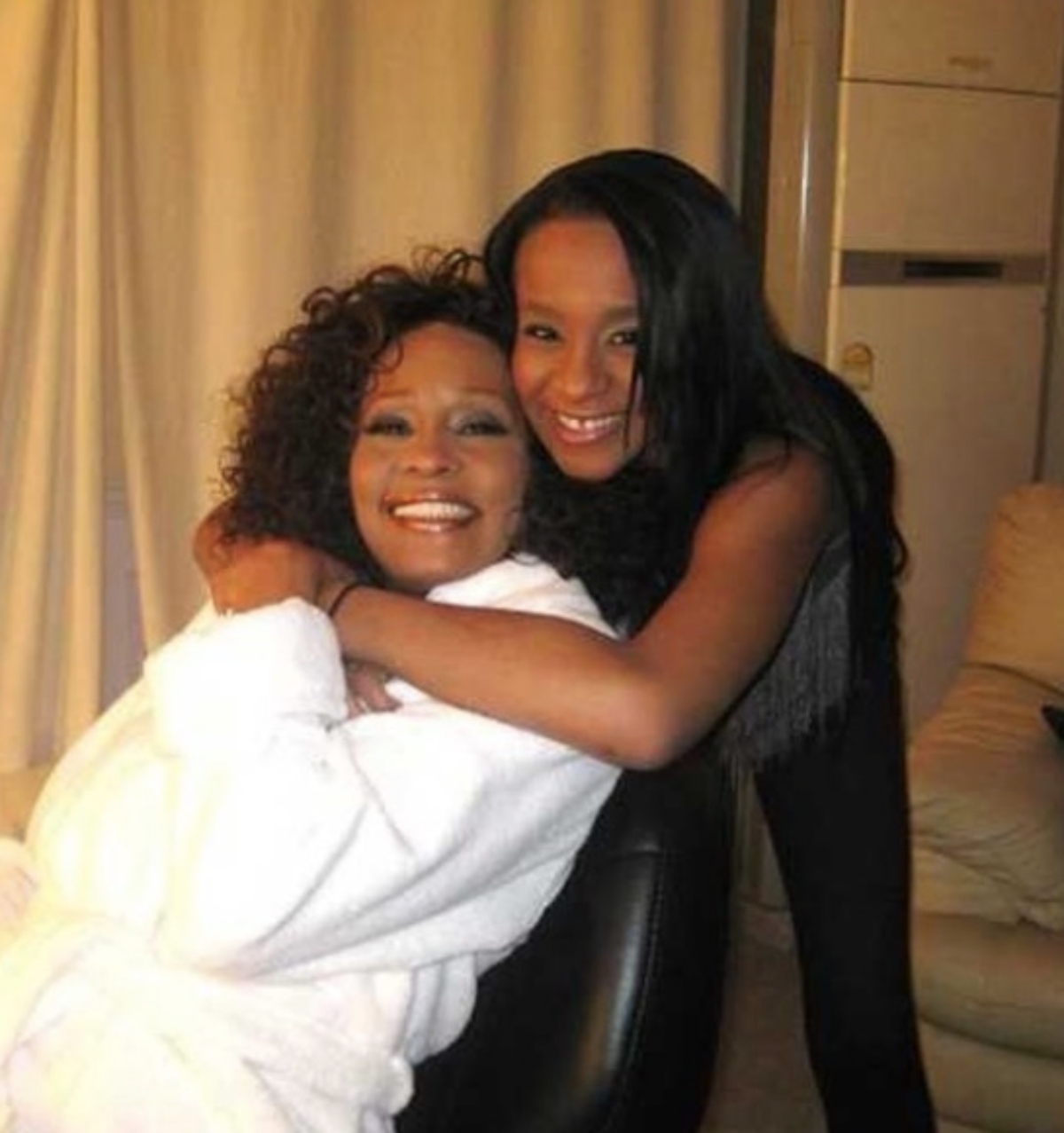Imagen De Whitney Houston: Se Cumplen 11 Años De La Muerte De La Cantante 4 Madre E Hija