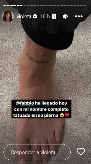 Imagen De Violeta Mangriñan, Emocionada Por El Nuevo Tatuaje De Su Novio, Fabio Colloricchio: «Me Ha Parecido Tan Romántico» 2 Violeta Tatuaje