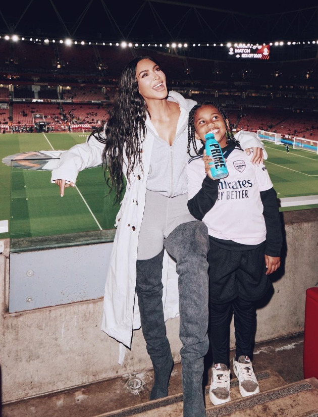 Imagen De &Quot;No Tendrías Que Haberlo Hecho&Quot;, Los Comentarios Explotan Tras El Gesto De Kim Kardashian En Londres 1 Captura De Pantalla 2023 03 31 A Las 16.57.55