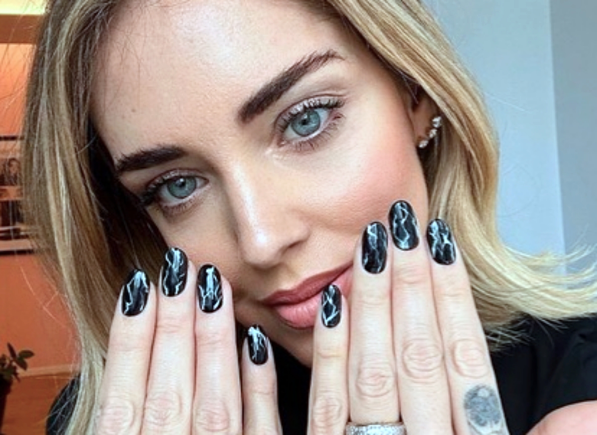 Chiara Ferragni luce la manicura marmoleada de tendencia esta primavera / Instagram @chiaraferragni