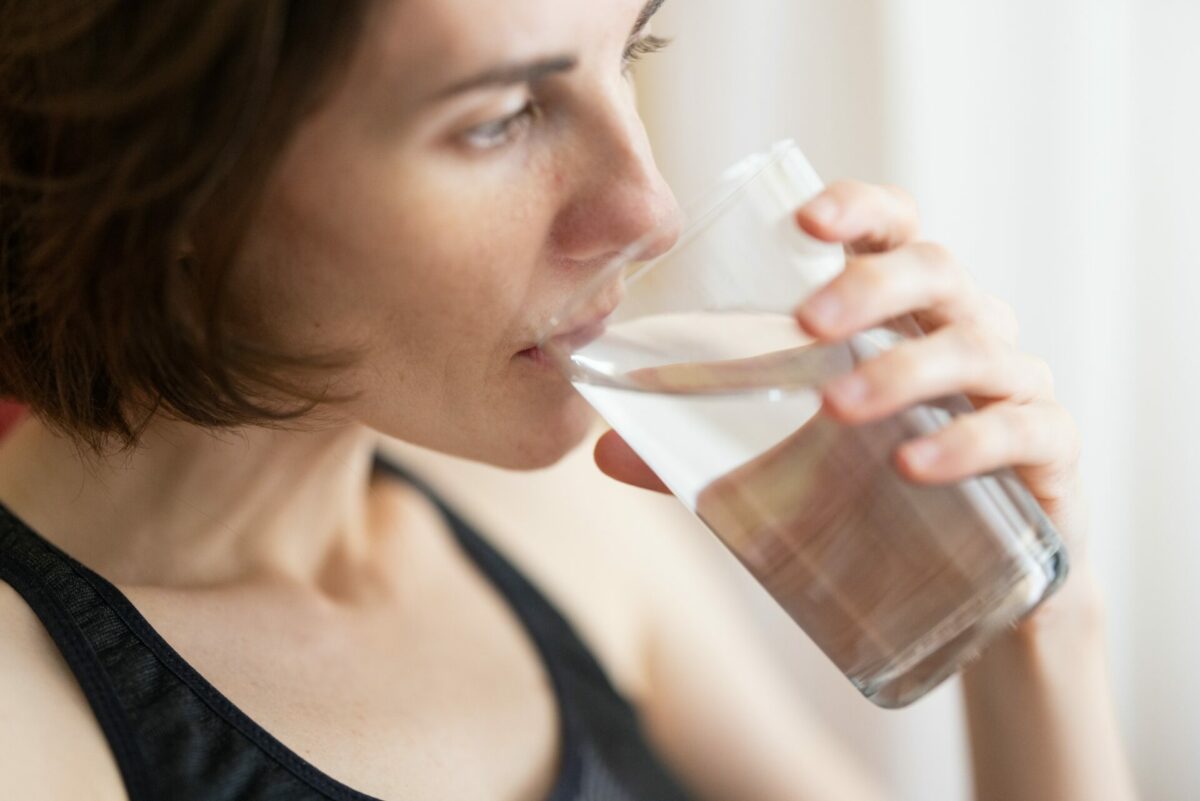Mujer Bebe Agua