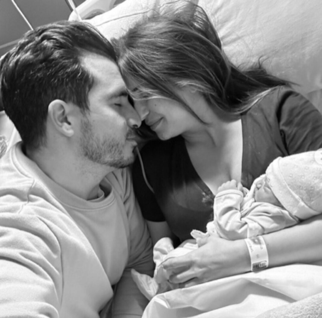 Javier Castillo y Verónica Díaz ya tienen en sus brazos a Pablo, su tercer hijo / Instagram @javiercastillo