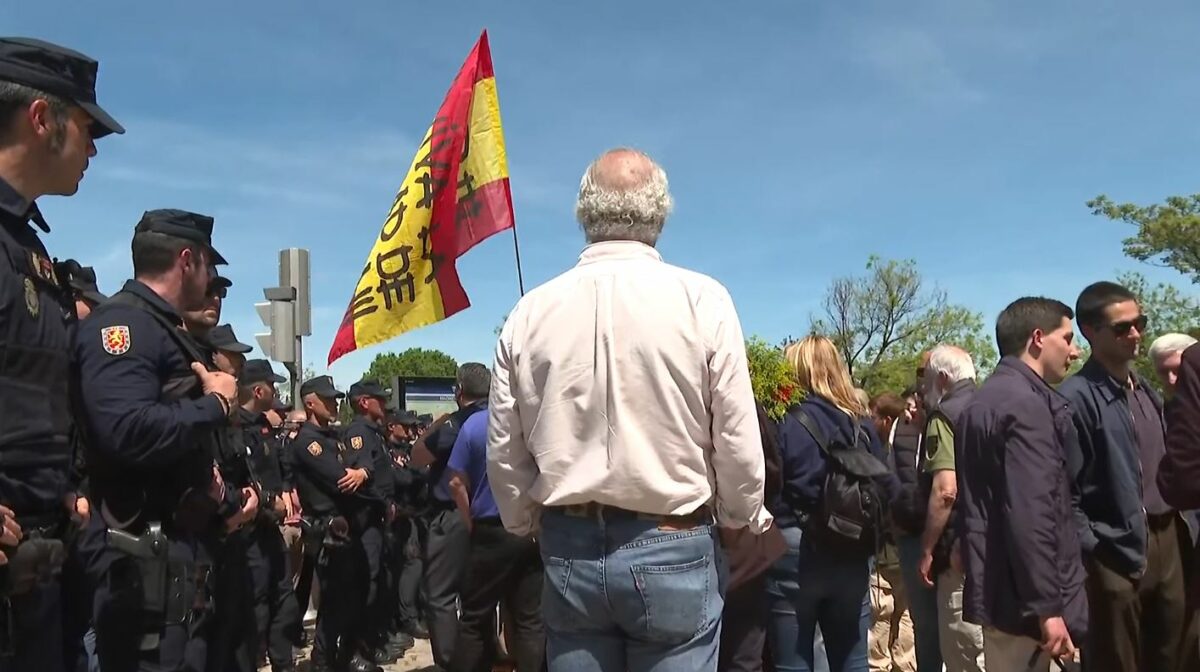 Policia Y Falangistas En La Exhumacion De Primo De Rivera 1