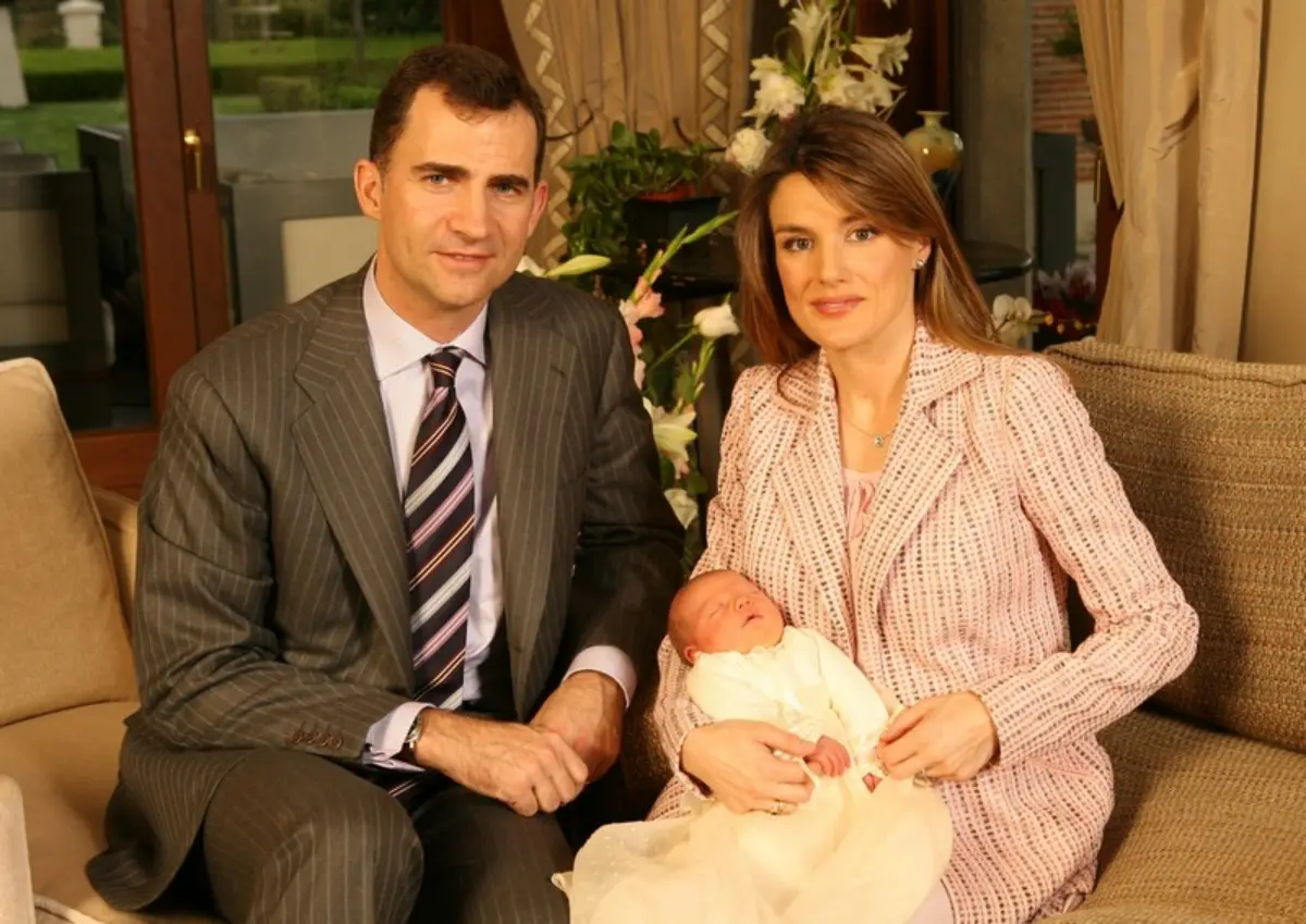 Los Reyes Felipe Y Letizia Junto A La Infanta Sofía Pocos Días Después De Venir Al Mundo / Casa Real