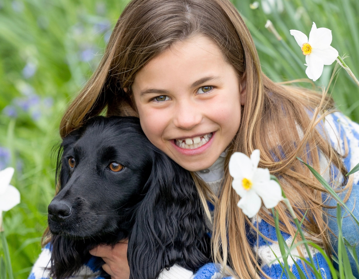 Carlota, hija de los Príncipes de Gales, Guillermo y Kate, acaba de cumplir 8 años y lo celebra posando con su perrita / Kensington Royal