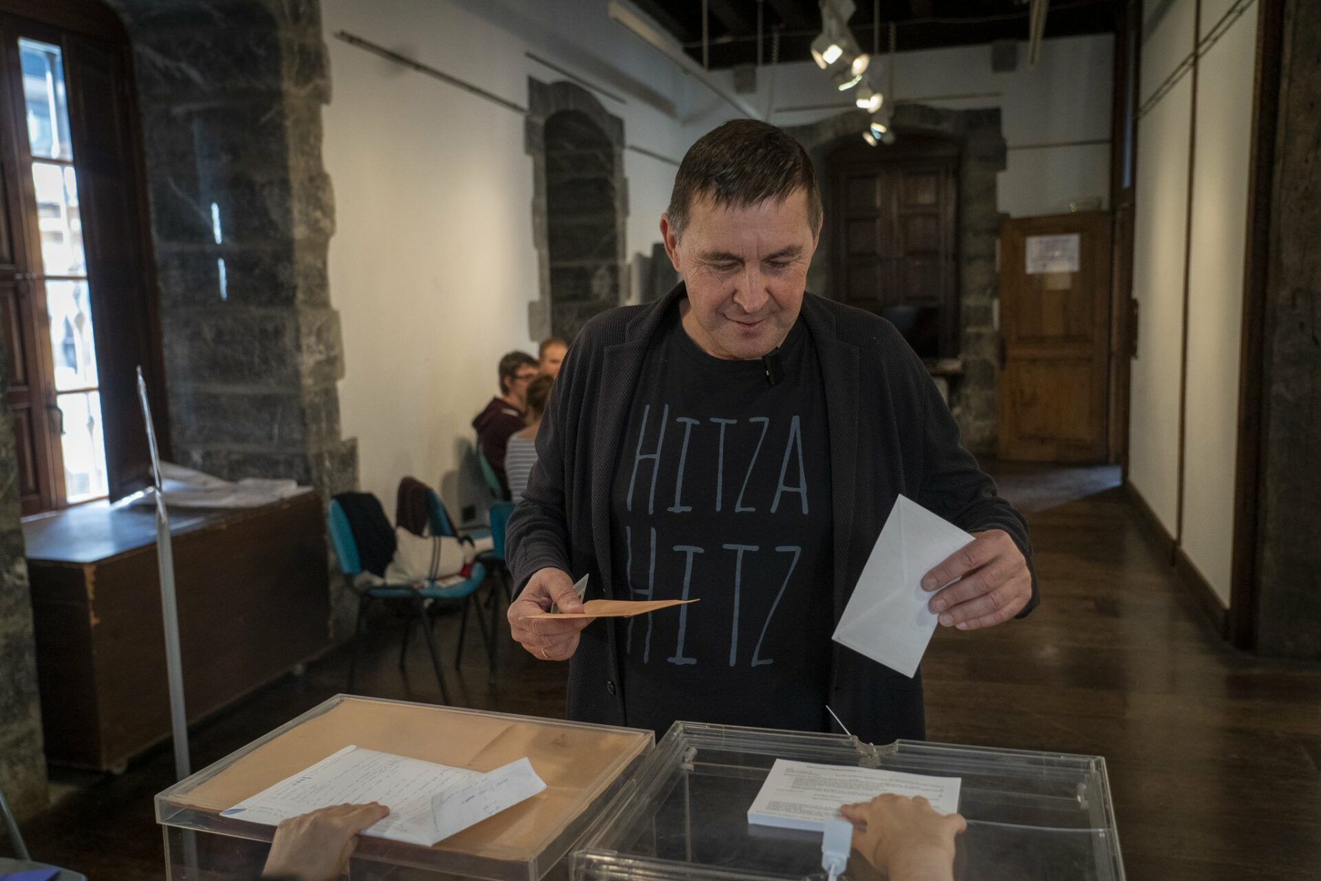 Imagen De Así Han Acudido Los Líderes Políticos A Las Urnas En Las Elecciones Municipales Y Autonómicas 6 Otegi 1
