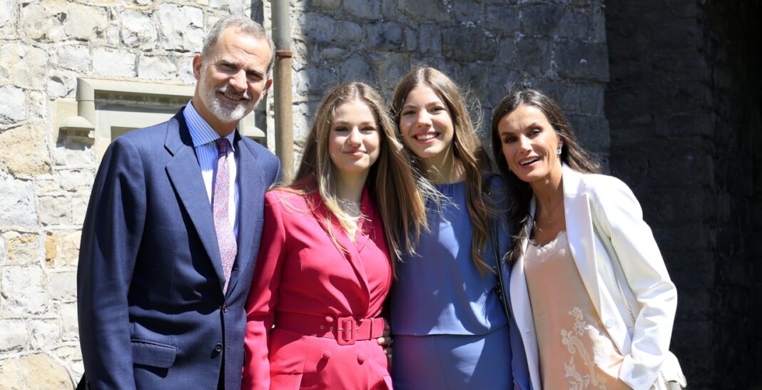 El rey Felipe, la princesa Leonor, la infanta Sofía y la reina Letizia posan tras el acto de graduación de la Princesa de Asturias en el UWC Atlantic College de Gales / Casa Real