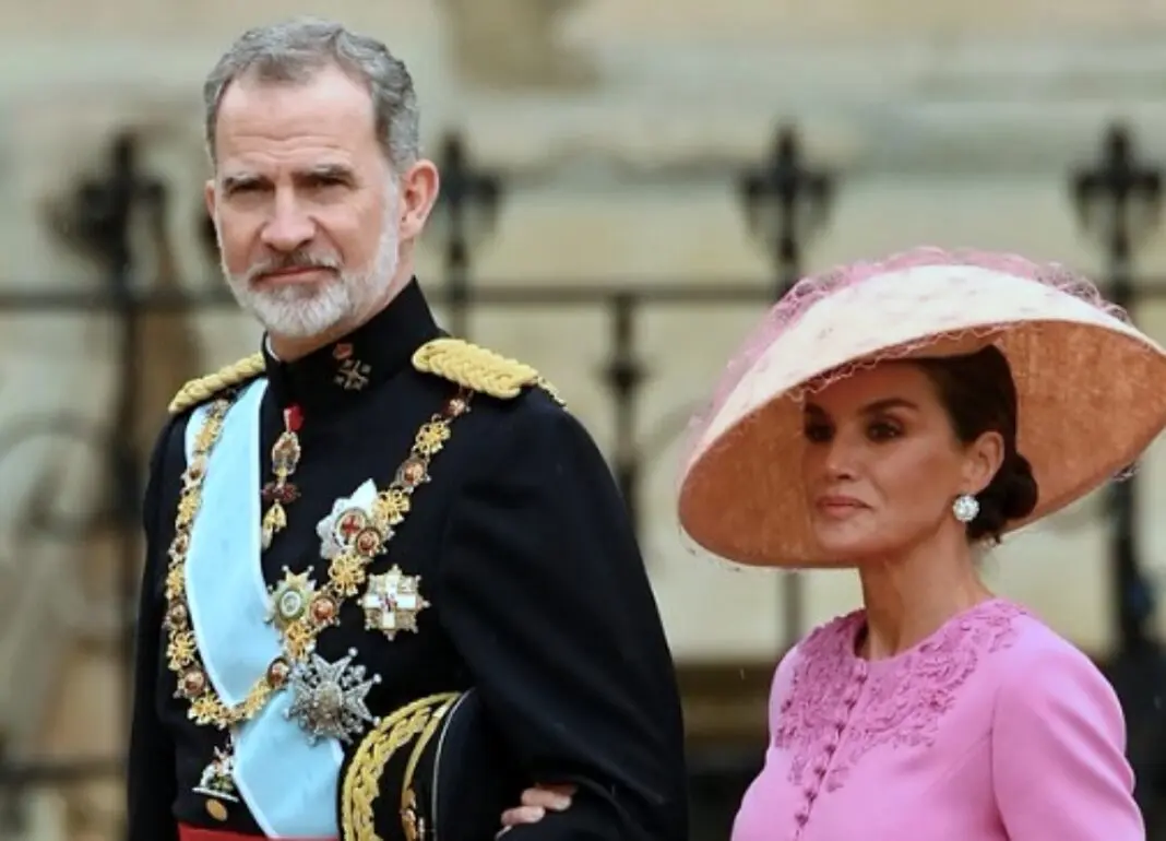 La reina Letizia se ganó un puesto entre las mejor vestidas de la coronación de Carlos III con un traje de Carolina Herrera rosa y un sombrero 'made in Spain'.
