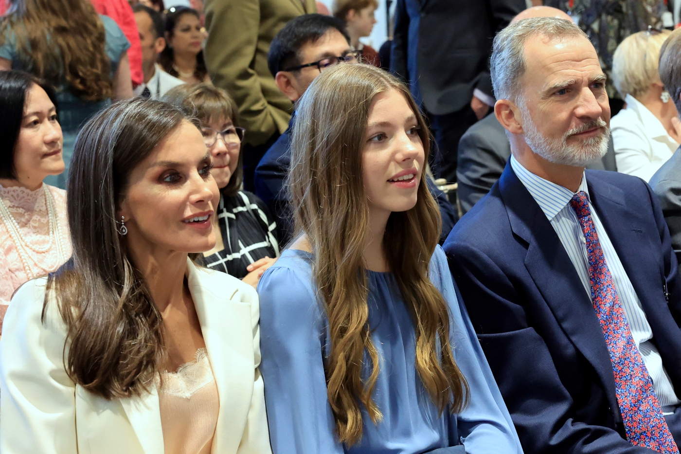 Imagen De Las Fotos Más Espontáneas De Los Reyes Con Sus Hijas En La Graduación De Leonor 2 Reyes3 1
