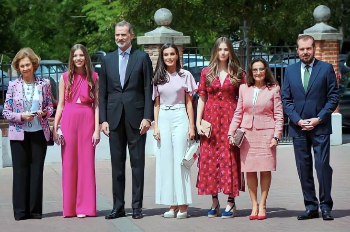 Imagen De La Infanta Sofía Recibe La Confirmación Acompañada De Los Reyes, La Princesa Leonor Y Sus Abuelos, Con La Ausencia Del Emérito 3 Sofia 4